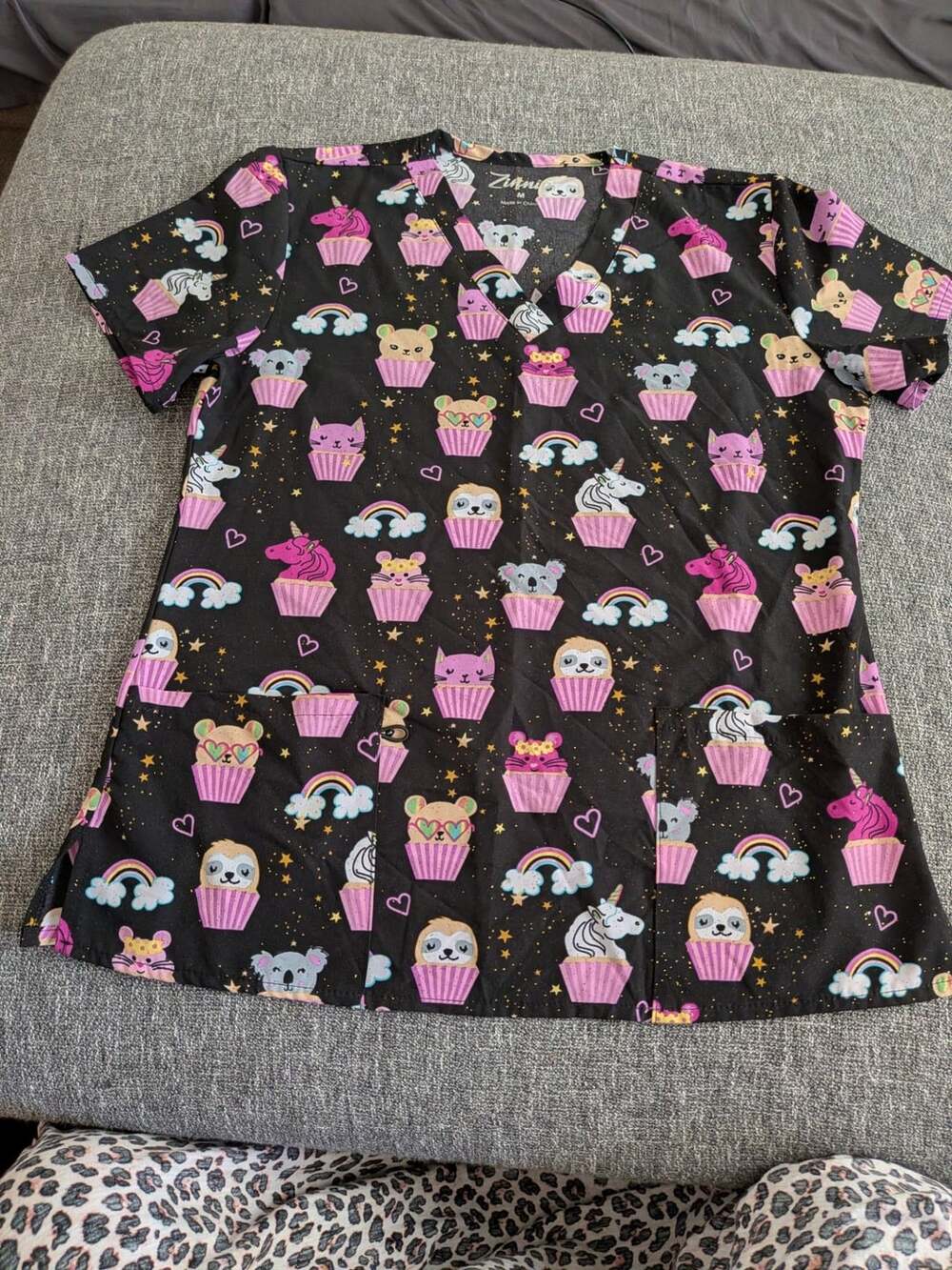 Zinnia Animal Cupcake  Glitter Women's 2-Pocket STRETCH V-Neck  Scrub Top Sz M